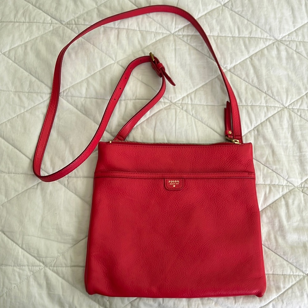 Fossil red pebbled leather crossbody bag lots of pockets! Crossbody or shoulder
